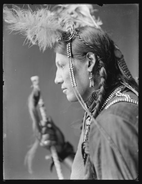 Photos of Native Americans who performed in “Buffalo Bill’s Wild West” | The Vintage News Indegenious Art, Evelyn Nesbit, Native American Woman, American Indian History, Native American Men, Woman Photo, American Photo, Native American Pictures, Wilde Westen