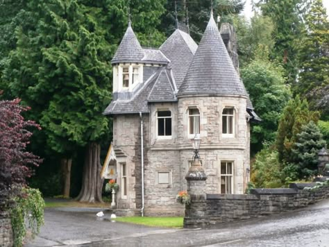 Tiny Castle, Magical Cottage, Small Castles, Castle Home, Storybook Homes, Storybook Cottage, Casa Vintage, Gate House, Castle House