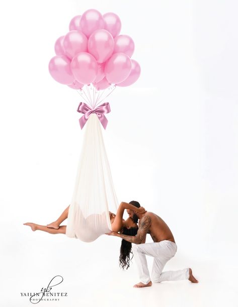 Maternity balloon photoshoot Maternity Photography With Balloons, Balloon Maternity Photoshoot, Floating Maternity Shoot, Maternity Photography Unique Creative, Hanging Maternity Shoot, Maternity Photography Ideas Unique, Bathtub Maternity Shoot, Mom And Dad Maternity Shoot, Couples Pregnancy Photoshoot