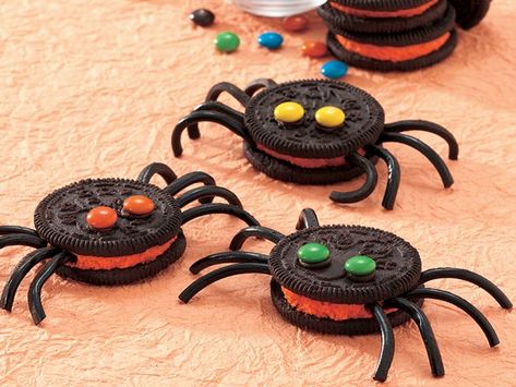 Spooky Spider Cookies  http://www.bettycrocker.com/recipes/spooky-spider-cookies/eb21cebc-c130-4715-aa3f-0e607aea3d27 Oreo Spider Cookies, Oreo Spiders, Buffet Halloween, Recetas Halloween, Decoration Buffet, Halloween School Treats, Spider Cookies, Easy Halloween Food, Halloween Goodies