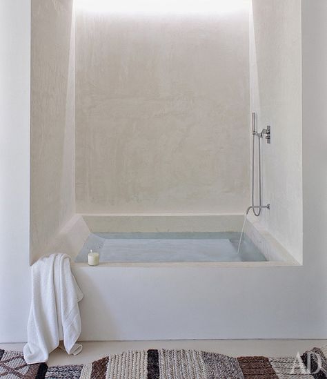 TADELAKT: The Magic of a Centuries Old Moroccan Material Built In Bathtub, Concrete Bathroom, Bathtub Remodel, Bathroom Design Inspiration, Dream Bathrooms, Bathtub Shower, Bath Tub, Minimalist Interior, White Bathroom