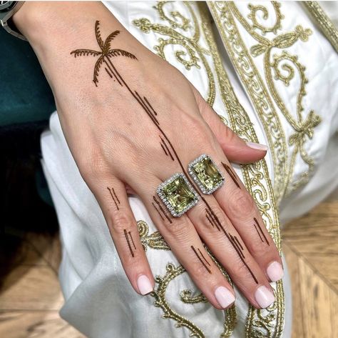 Dr Azra Henna, Henna Palm, Cute Henna Tattoos, Unique Henna, Henna Inspired Tattoos, Henna Nails, Cute Henna, Modern Henna, Henna Tattoo Hand