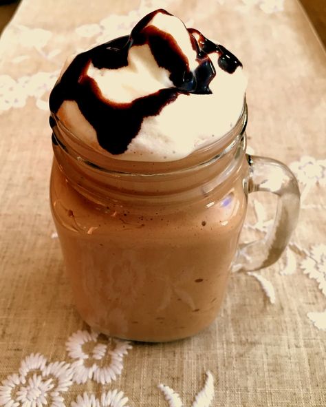 Protein Frappucino, Mocha Frappe Recipe, Coffee Protein Smoothie, Frappe Recipe, Mocha Frappe, Refreshing Beverages, Protein Coffee, 300 Calories, Healthy Protein