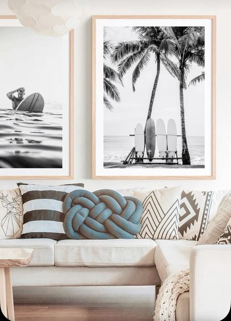 House Photography Ideas, Black White Beach House, Floating Shelves Lounge Room, Contemporary Beach Bedroom, Ocean Living Room Decor, Black Beach Decor, Black And White Beach Decor, Surf Decor Living Room, Black Coastal Decor