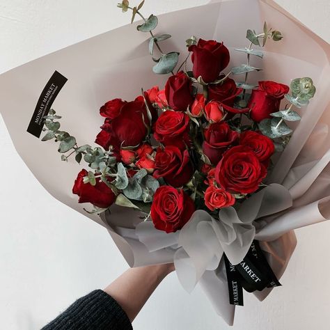 Rose Arrangements Valentines, 3 Red Roses Bouquet, Valentines Flowers Bouquet Aesthetic, Bouquet Of Flowers Gift Valentines, Red Rose Bouquet Ideas, Rose Bouquet Arrangement, New Years Bouquet, Roses Gift Bouquets, Red Roses Aesthetic Bouquet