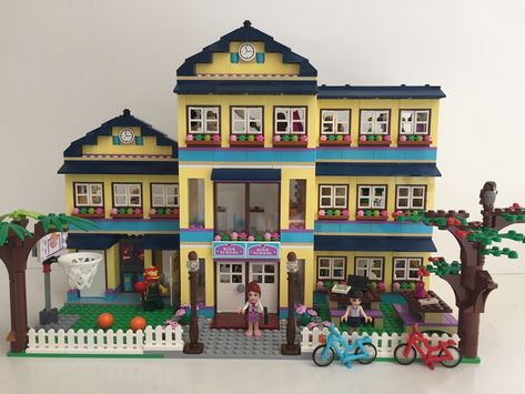 Lego Friends Aesthetic, Cat Lego, Lego School, Lego Aesthetic, Lego Structures, Lego Pics, Lego House Ideas, Friends Lego, Lego City Ideas