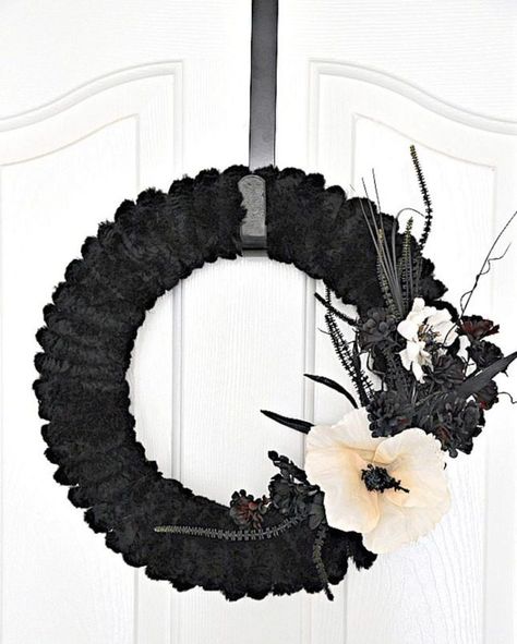 Halloween Chic, Diy Halloween Wreath, Spooky Halloween Party, Modern Halloween, Diy Burlap, Halloween Wreaths, Chic Halloween, Birthday Halloween Party, 15 Diy