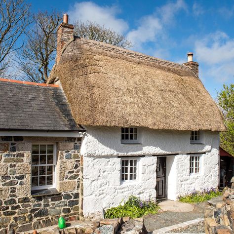 Thatch Cottage, Medieval Cottage, Cottage Photography, Humble House, British Cottage, English Country Cottages, Cottages By The Sea, Cornwall Cottages, Writing Retreat