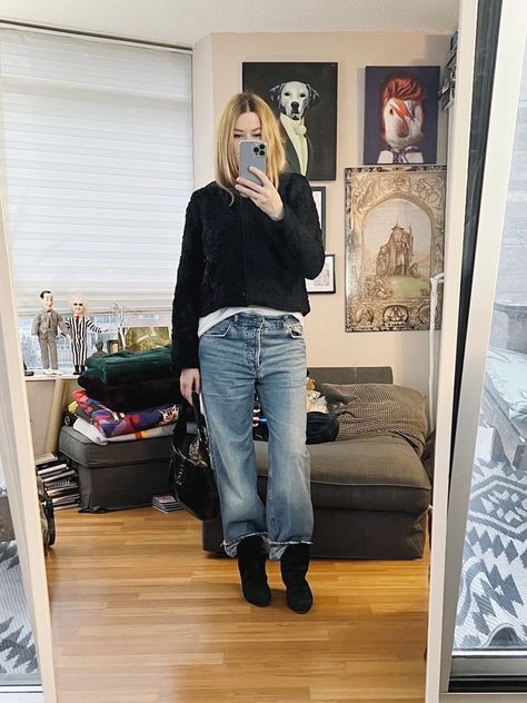 A blonde woman is wearing a white t-shirt, black cardigan, boyfriend jeans, black boots, and a vintage Gucci bag. Fall Wardrobe Essentials, Red Gloves, Simple Fall Outfits, Monochromatic Outfit, Minimalist Capsule Wardrobe, Summer Capsule Wardrobe, Fall Capsule Wardrobe, Style Inspiration Fall, Minimalist Wardrobe