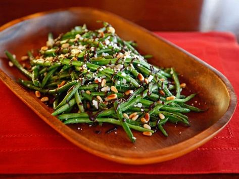 Green Beans with Balsamic Date Reduction Feta & Pine Nuts - Healthy vegetarian side dish recipe for sauteed green beans with balsamic date reduction sauce, crumbled feta and toasted pine nuts. Christmas Vegetarian, Vegetarian Side Dish Recipes, Vegetarian Holiday Recipes, Vegetarian Sides, Vegetarian Side Dishes, Holiday Favorite Recipes, Vegetarian Recipe, Recipe Roundup, Veggie Sides