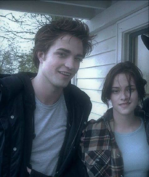 Twilight Romance, Twilight Movie Scenes, Kristen Stewart Twilight, Kristen And Robert, Robert Pattinson Twilight, Vampire Pictures, Twilight Memes, Twilight Cast, Robert Pattinson And Kristen