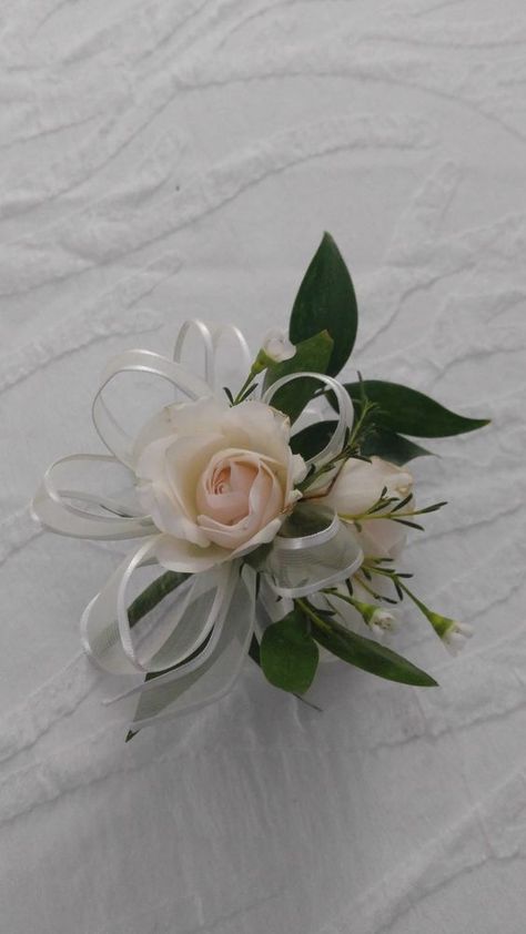 Single Flower Corsage, Small Corsage Prom, Mother Of Bride Corsage Pinned, Prom Wrist Corsage Ideas 2023, Corsage Prom Diy, Prom Corsages 2023, Mother Of The Bride Corsage Pin, Simple Corsage Prom, Pin On Corsage Wedding