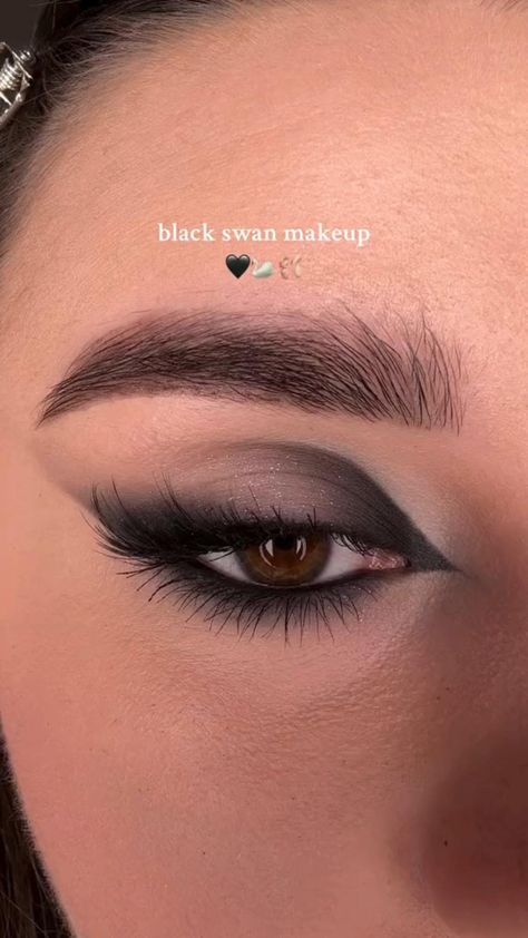 Black Swan Makeup, Swan Makeup, Black Smokey Eye Makeup, Natural Eye Makeup Tutorial, Black Eye Makeup, Soft Eye Makeup, Date Night Makeup, Smokey Eye Tutorial, Black Eyeshadow