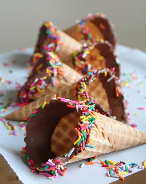 Chocolate Dipped Ice Cream Cones, Waffle Dip, Ice Cream Cone Images, Smarties Chocolate, Ice Cream Cones Recipe, Dipped Ice Cream Cones, Waffle Cone Recipe, Dessert Boards, Cake In A Cone