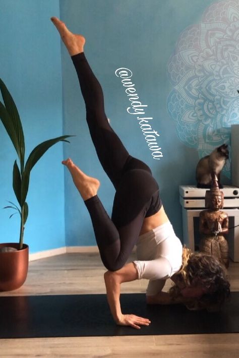 Eka Pada Bakasana (Variation) - Flying Funky Crow Crow Variations Yoga, Beautiful Yoga Poses, Acro Yoga, Beautiful Yoga, Wellness Fitness, Yoga Poses, Muscles, Vision Board, Yoga