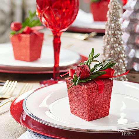 Festive Red (glitter in plates, tho??) Christmas Table Favors, For The Home Ideas, Snowman Place Setting, Christmas Table Setting Ideas, Tablescapes Christmas, Holiday Place Settings, Christmas Place Settings, Table Setting Ideas, Christmas Table Setting