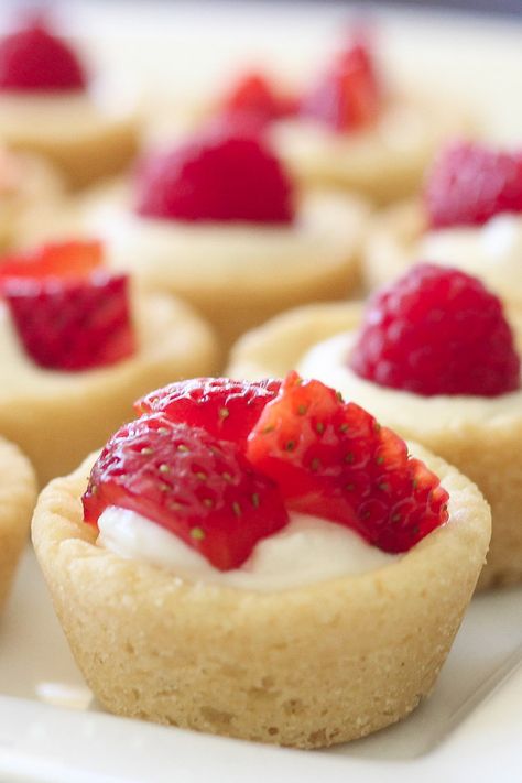 Sugar cookie tarts filled with sweetened cream cheese and topped with berries. Sugar Cookie Tarts, Cookie Tarts, Berry Tarts, Fruit Sugar Cookies, Sugar Cookie Cups, Cookie Cups Recipe, Diy Dessert, Fruit Tarts, Berry Tart