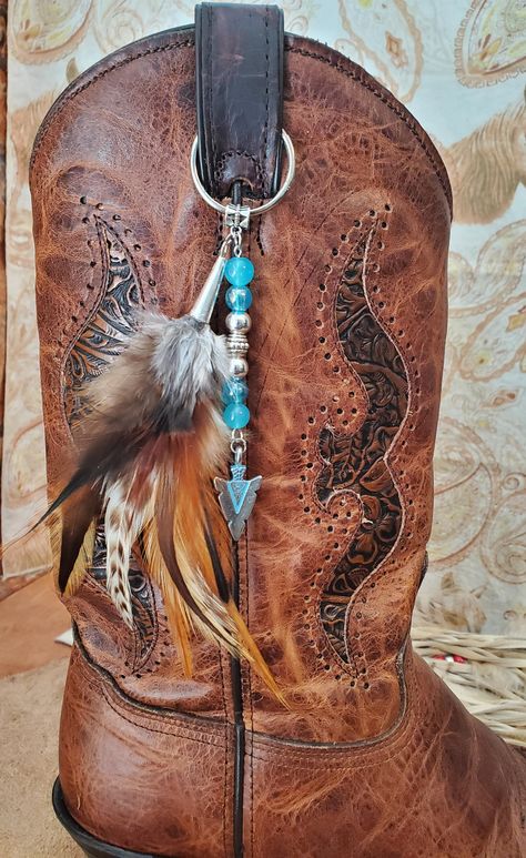 Cowboy Boot Accessories, Boot Charms Diy, Cowboy Bracelet, Boot Jewelry Diy Ideas, Boot Accessories Jewelry, Leather Boot Bracelet, Boot Charms, Boot Jewelry Short, Western Crafts Diy