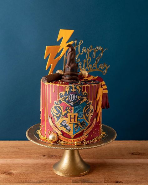 Gryffindor Birthday Cake, Hogwarts Cakes Birthday, Harry Potter Birthday Cake Gryffindor, Hogwarts Cake Ideas, Harry Potter Cake Gryffindor, Harry Potter Gryffindor Cake, Harry Potter Drip Cake, Hogwarts Birthday Cake, Gryffindor Cake