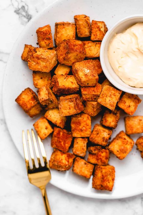 Here's How to Make Crispy Air Fryer Tofu cooked in just 10 minutes! This tofu is delicious, easy to make and great for meal prep! via https://jessicainthekitchen.com #tofu #vegan #glutenfree #mealprep Air Fryer Tofu Crispy, Air Fryer Tofu, Tofu Vegan, Tofu Recipe, Clam Recipes, Crispy Tofu, Fried Tofu, Air Fryer Recipes Easy, Air Fryer Recipes Healthy