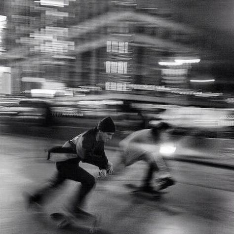 Stile Ragazza Skater, Motion Photography, Motion Blur, Black And White Aesthetic, White Picture, Dark Photography, Black N White, White Aesthetic, Couple Aesthetic