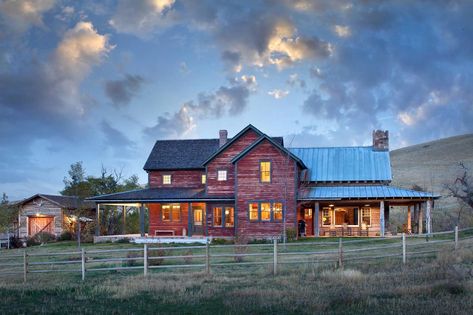 Inviting rustic ranch house embracing a picturesque Wyoming landscape #house #ranch #rustic Ranch House Designs, Farmhouse Exterior Design, Exterior Design Ideas, Western Rustic, Into The West, Modern Farmhouse Exterior, Casa Exterior, Ranch Style Homes, House With Porch