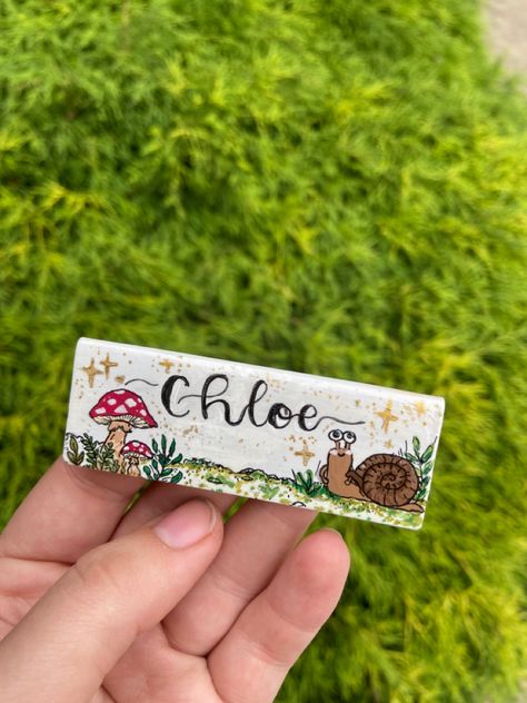 Name Tag Inspiration, Creative Name Tags Ideas, Nametag Ideas Aesthetic, Nametags Ideas, Cute Name Tag Ideas, Work Name Tags Ideas, Nametag Aesthetic Design, Name Tag Design Aesthetic, Aesthetic Name Tag