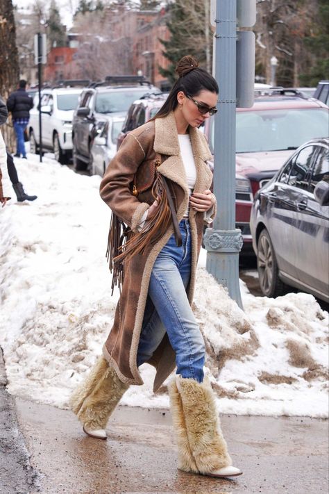 Kendall Jenner Boots, Kendall Jenner Outfits Casual, Ski Trip Outfit, Stile Kendall Jenner, Apres Ski Outfits, Looks Kylie Jenner, Colorado Outfits, Kendall Style, Ski Outfit