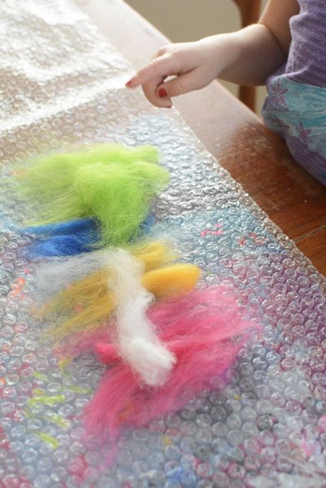 Diy Wet Felting, Meri Cherry, Wet Felting Tutorial, Tovad Ull, Felt Kids, Felt Pillow, Wet Felting Projects, Needle Felting Diy, Felting Ideas