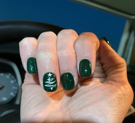 Christmas Nails Designs Green, Sns Green Nails, Green Nails With Christmas Tree, Christmas Nails 2023 Simple, Dark Green Christmas Nails Short, Green Holiday Nails Short, Green Sparkle Christmas Nails, Christmas Gel Manicure Short Nails, Green Christmas Nails Designs