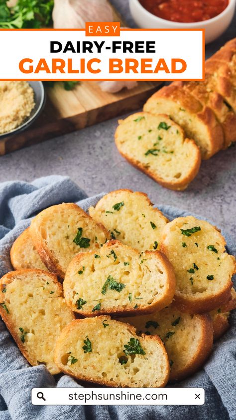 Vegan garlic bread slices in a basket with a sliced garlic bread baguette in the background; text says, "easy dairy-free garlic bread." Vegetarian Bread Recipes, Vegan Sandwich Bread, Vegan Garlic Bread, Best Vegan Snacks, Vegan Dinner Party, Vegan Bread Recipe, Homemade Garlic Bread, Mozzarella Recipes, Garlic Bread Recipe