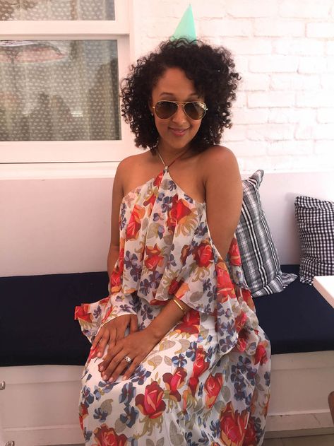 Embracing Natural Hair, Sisters Tv Show, Tamara Mowry, Embrace Natural Hair, Tia And Tamera Mowry, Perfect Curly Hair, Tamera Mowry, Sister Sister, Sassy Outfit