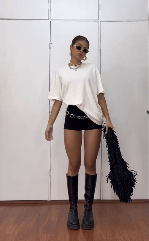 Black Boots Festival Outfit, Black Shorts Outfit Night, Black And White Concert Outfit, True Aesthetic, Concert Vibes, Concert Fit, Festival Inspo, Outfits Rave, Looks Street Style