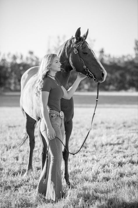 Cowgirl Photo Shoot Ideas, Pictures To Take With Your Horse, Horse Photoshoot Ideas Outfit, Horse Senior Pictures Ideas, Picture With Horse, Punchy Photoshoot Ideas, Photo Shoot With Horses, Western Graduation Pictures, Senior Picture Ideas With Horses