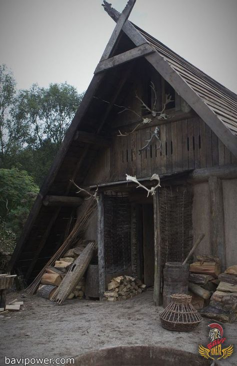 Regarding the custom of burning the dead, not only the Vikings did so, but also many other people from other regions. But one cool thing in the Viking community was that they burnt their longhouse when a person was dead. Viking Buildings, Viking Aesthetic, Zelt Camping, Viking House, Viking Village, Viking Life, Long House, Viking Culture, Medieval Houses