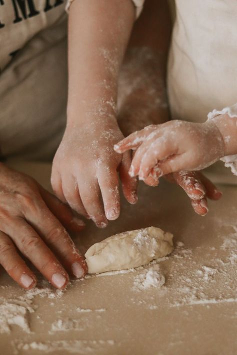 Motherhood Session, Baking Photography, Christmas Family Photoshoot, Family Baking, Family Christmas Pictures, Christmas Shoot, Storytelling Photography, Christmas Family Photos, Family Cooking