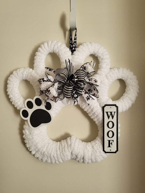 Dog Paw Wreath, Heart Wreath Form, Christmas Angels Diy, Paw Wreath, Dollar Tree Crafts Diy, Puppy Crafts, August Crafts, Xmas Decorations Diy, Pet Wreath