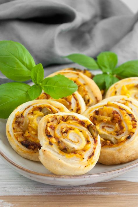 Vegan Pizza Pinwheels - a crowd-pleasing snack for your next party! | ElephantasticVegan.com #vegan #pizza #pinwheels #snack Sausage Pinwheels, Best Vegan Snacks, Puff Pastry Pinwheels, Pizza Pinwheels, Pepperidge Farm Puff Pastry, Pastry Appetizer, Vegetarian Mexican, Vegan Snack Recipes, Veggie Snacks