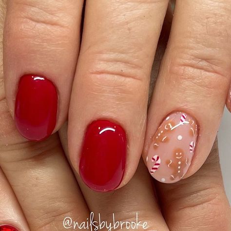 Christmas Nail Art Design For Kids, Ginger Bread Pink Nails, Christmas Nails Designs Gingerbread, Ginger Bread Man Nail, Gel Nail Xmas Designs, Cute Short Christmas Nails Ideas, December Nails Gingerbread, Christmas Nails Short Gingerbread, Cute Christmas Nails Gingerbread