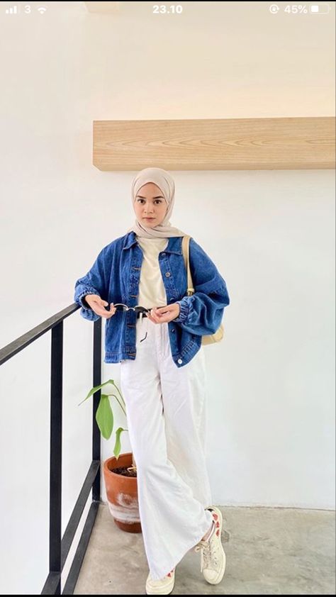 Cropped Denim Jacket Outfit, Denim Photography, Denim Shirt Outfit, Muslim Outfit, Hijab Look, Street Hijab Fashion, Jean Jacket Outfits, Denim Jacket Outfit, Trendy Jeans