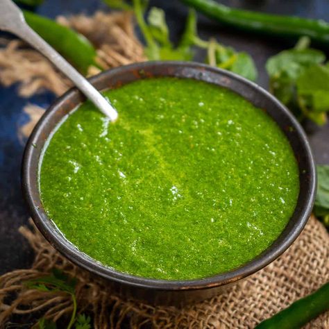 Green Chutney Recipe, Coriander Chutney, Indian Meals, Cilantro Chutney, Ramzan Special, Mint Chutney, Pani Puri, Breakfast Recipes Indian, How To Make Greens