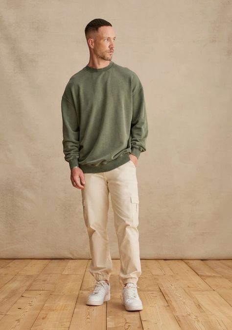 Cargo Pants With Sweatshirt Cargo Pants With Sweatshirt, Cargo For Men, Jogger Beige, Bottom Outfits, Outfit Hombre, Beard Hairstyle, Beige Outfit, Mens Fashion Blog, Outfits Streetwear