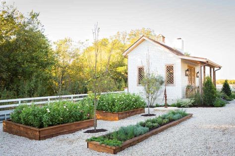 30 Amazing Ideas For Growing A Vegetable Garden In Your Backyard Joanna Gaines Garden, Plants For Raised Beds, Garden Area, Farmhouse Garden, Family Garden, Old Farm Houses, Home Vegetable Garden, Garage Ideas, Vegetable Garden Design