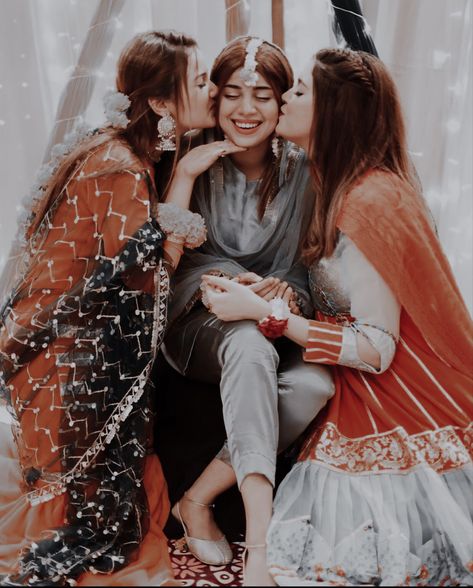 Bridal With Friends Pose, Bridal Sister Poses, Wedding Pics With Friends, 3 Sisters Poses For Wedding, Sisters Wedding Poses, Sister Wedding Poses Photo Ideas, Photo Poses For Sisters Wedding, Mehndi Photography Ideas, Sisters Photo Shoot Ideas