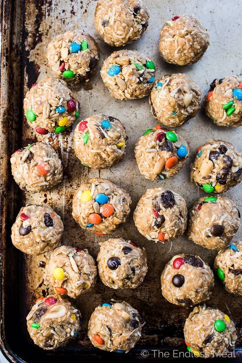 These easy to make Trail Mix Protein Bites make a delicious treat for your weekend adventures or a healthy after school snack. They are naturally gluten-free and can easily be made vegan. Everyone will LOVE this recipe!  | theendlessmeal.com Gluten Free Camping, Logo Camping, Vegetarian Camping, Camping Food Ideas, Camping Food Make Ahead, Healthy Trail Mix, Camping Meal Planning, Healthy Camping Food, Camping Snacks