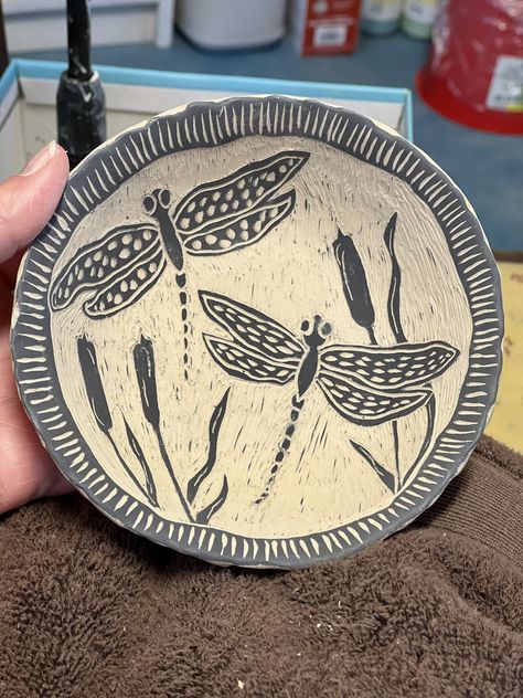 Plate Carving Ideas, Ceramic Scrafitto, Ceramic Sketchbook, Sgrafitto Ceramics, Scraffito Designs Simple, Sgraffito Plate, Dragonfly Pottery, Sgraffito Designs, Wild Clay