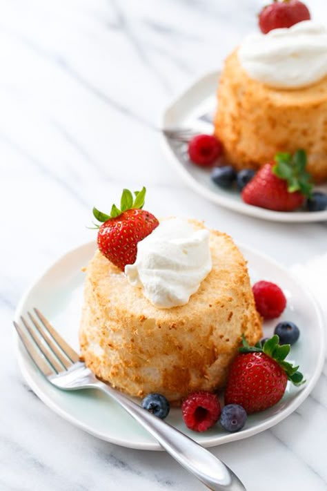 Individual Angel Food Cake, Mini Angel Food Cake, Angel Food Cake Recipes, Angel Food Cake Desserts, Angel Food Cakes, Mini Angel, Fresh Whipped Cream, Mini Bundt Cakes, Mini Tortillas