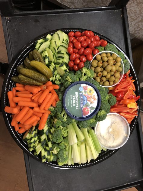 Veggie tray Veggies Platter Ideas, Veggie Plater Ideas, Small Vegetable Tray Ideas, Charcuterie Bento Box Ideas, Nye Veggie Tray, Small Veggie Tray Ideas, Veggie Tray For Wedding, Memorial Day Veggie Tray, Rocket Ship Veggie Tray