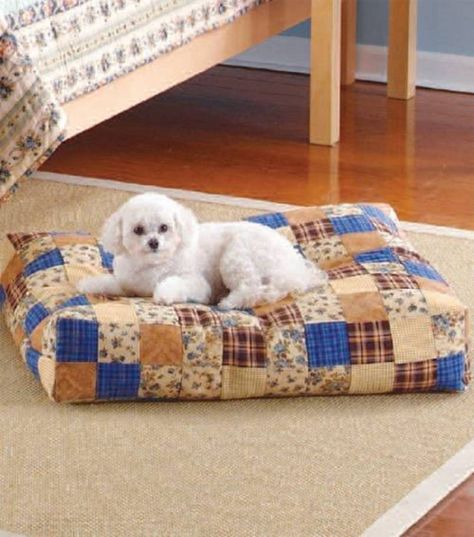 Patchwork Dog Bed free sewing pattern Dog Bed Patterns Free, Dogbeds Design, Make A Dog Bed, Dog Bed Sewing Pattern, Pet Bed Pattern, Doggie Beds, Diy Pet Bed, Diy Dog Bed, Dog Quilts