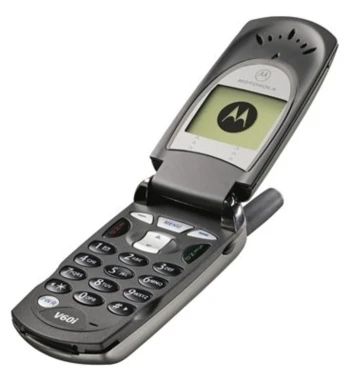 These were the classic flip phones that everyone used (and we miss them) - PhoneArena 2000s Flip Phone, Motorola Flip Phone, Motorola Flip, Motorola Phone, Phones For Sale, Pixel Camera, Motorola Razr, Verizon Wireless, Custom Cafe Racer